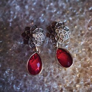 Blooming silver flower with pink gemstone earrings